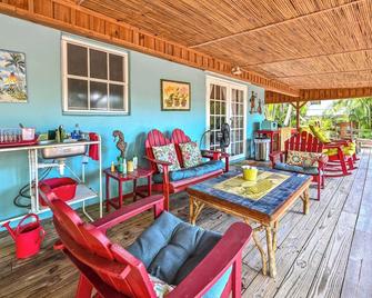 Sweet Waterfront Bungalow - Naples - Patio