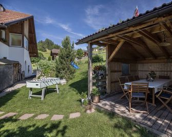 Holiday Apartment B in House Belodei with Mountain View & Wi-Fi; Parking Available - St. Martin in Thurn - Innenhof