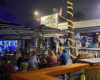 Summerwinds Ct Cul De Sac Bside Duplex a few miles from Ft Myers Beach & Sanibel - Fort Myers - Bar