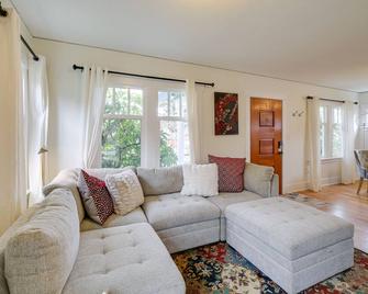 Charming Tacoma Vacation Home with Fenced Yard - Tacoma - Living room