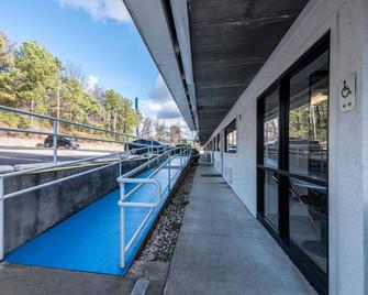 Motel 6 Birmingham. Al - ברמינגהאם - מרפסת