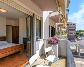 Lovely Apartment In Pesaro With Wifi - Pesaro - Balcony