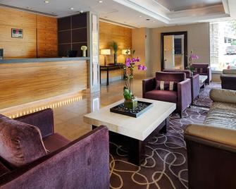 The Andrew Hotel - Great Neck - Front desk