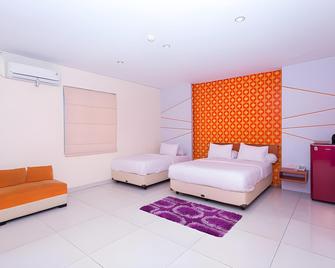 Cleo Guest House - Bandung - Yatak Odası