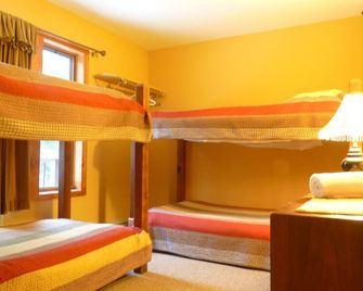 On access road to ski slopes private setting, walk distance to restaurants, bar - Killington - Chambre