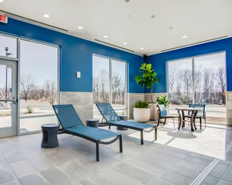 Hampton Inn & Suites by Hilton Louisville East Oxmoor - Louisville - Lobby