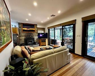 Ultra Dog Friendly Accommodation - Crafers - Living room