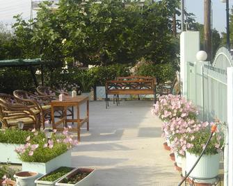 Nana Hotel - Kamena Vourla - Patio