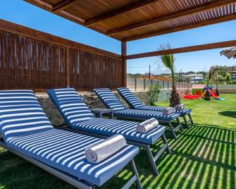 Beachfront Nymphes Aigli With Private Pool, Children Area & Bbq - Skaleta - Terasa