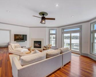 Panoramic Water Views, plunge pool, hot tub, fire pit & walk to beach - Southold - Wohnzimmer
