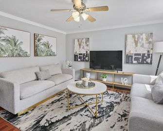 Clintonhills: Work-Friendly, Private Patio, Near DC - Sterling - Living room