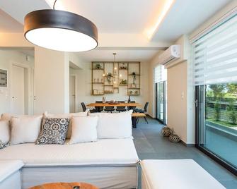 Nisos Villa, Pool & Heated Spawhirlpool, Walking To Beach, By Thinkvilla - Sfakaki - Living room