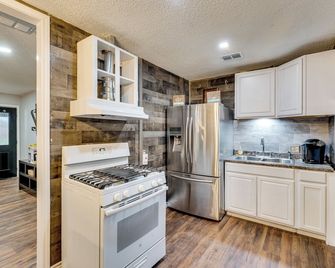 Near Wineries & Guadalupe River! Stylish Home - Victoria - Kitchen