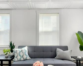 Bright 2BR by Boston Waterfront - בוסטון - סלון