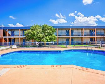 Castle inn & suites by OYO Lawton - Lawton - Pool