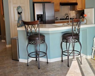 Big Beautiful Home: 4 Bedrooms/9 Beds/1 to18 Guests - Salinas - Cocina