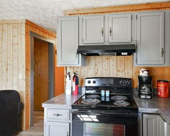 Boulder River Cabin | Riverfront Views | Sleeps 4 - Big Timber - Cocina