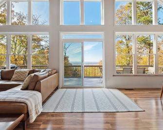 Antietam Look Out - Incredible Sunset Views! - Keedysville - Living room