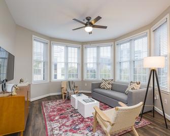 Mint House Nashville - Hillsboro Village - Nashville - Living room