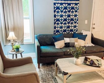 Cozy 2-Bedroom, 1-Bath Private Basement with Kitchenette - Buford - Sala de estar