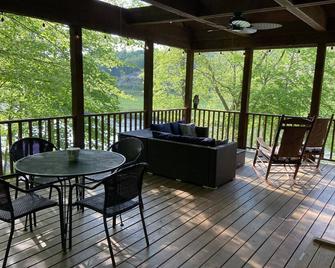 10 Star River Front Retreat - Water Sports, Hiking, Campfires by the River - Sparta - Balcón