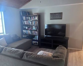 Cozy Wood Cottage in Tyler - Tyler - Living room