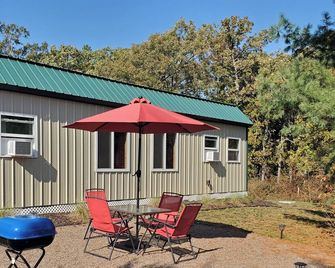 Longcrow Inn, The Cozy Cabin in the Woods - Wisconsin Rapids - Binnenhof