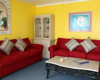 Barefoot Bay Resort Motel - Clearwater Beach - Living room