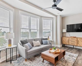 Modern condo - DT Fuquay - Free Parking - walk to restaurants, coffee, breweries - Fuquay-Varina