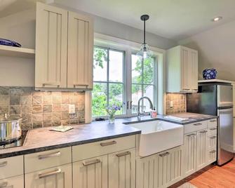 Barn-like Studio Suite w/ Flowering Garden! - Titusville - Kitchen