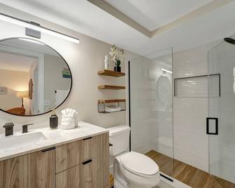 Clean, Modern And Newly Renovated Condo On Us #1 Private Siesta Key Beach - Siesta Key - Bathroom