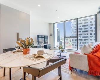 Bright 1B West Melbourne apt w free parking #MV09 - Melbourne - Dining room