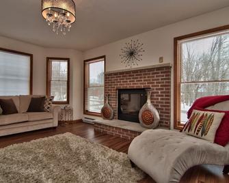 Very Large Home Near Skiing, Water Parks, Fireplace, Foosball, Pool Table - Long Pond - Living room