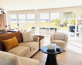 Waterfront Cottage ''The Dream'' with Private Hot Tub - Shediac - Wohnzimmer