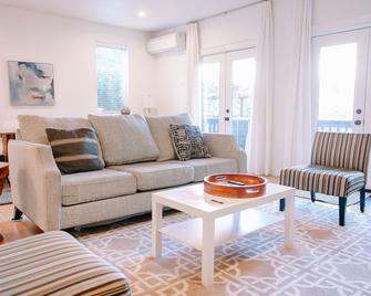 Northwest Nob Hill Alphabet District! Free Parking! 1030 sq. ft.! Walk score 97! - Portland - Living room