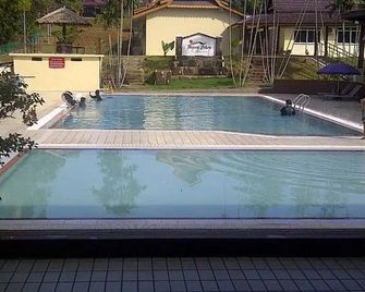 Lovita Tanjung Bidara Beach Resort - מאלאקה - בריכה
