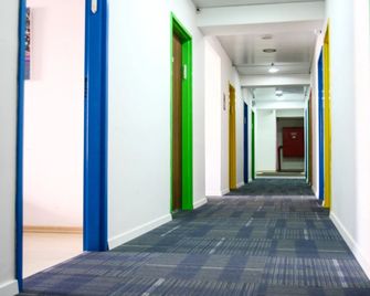 Beachfront Hostel - Tel Aviv - Hallway