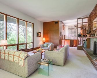 15 Mi to Downtown Minneapolis Retreat on 5 Acres - Hopkins - Huiskamer