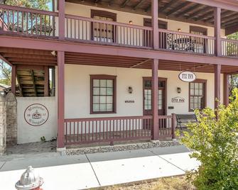 Itz Inn Back Privacy Suite | Sleeps 2 | Next to Hondo's On Main Street - Fredericksburg - Budova