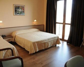 Hotel Barbieri - Altomonte - Спальня