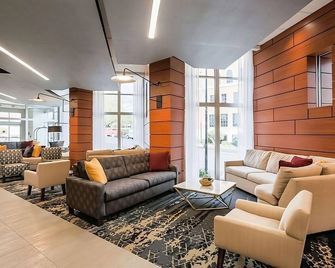 Shopping and Dining in Downtown Greenville! Swimming Pool, Pets Allowed! - Greenville - Lounge