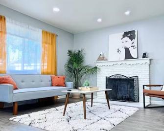 Indulge in Coastal Serenity - Stylish Bay Retreat! - Seaside - Living room
