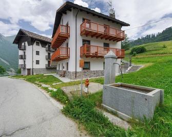 La chambre d'Emilie - romantic room - Valtournenche - Edificio