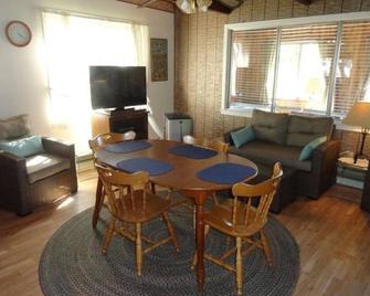 Cozy & Rustic \'Blue\' Cottage - Pulaski - Dining room