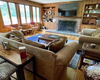 Priscilla's Homestead: Authentic Private Estate With Pool Tennis Firepit - Middletown - Sala de estar