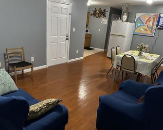 Room B Near Ewr Airport Penn Station - Newark - Living room
