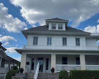 5-bedroom house, 1.5 block walk to the ocean in Avon-by-the-Sea with pool and AC - Avon by the Sea - Edificio