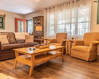 Quiet Rural Home with Hot Tub - Vass - Living room