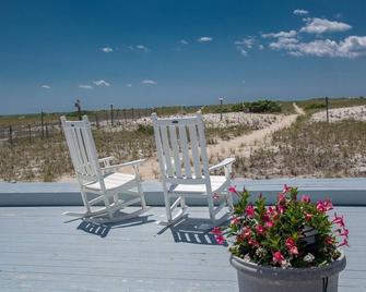East Harbour Motel - North Truro - Patio