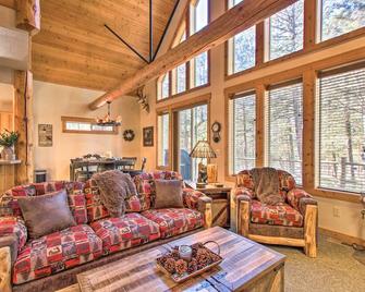 Klamath Falls Cabin Retreat with Deck and Grill! - Klamath Falls - Sala de estar